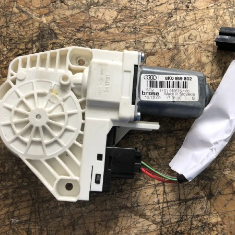 Motoras macara geam dreapta fata / Skoda   2010 / Audio si electronice