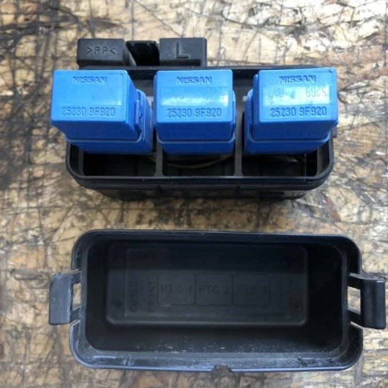 Tablou cu trei relee albastre / Nissan Navara D22 2005 / Audio si electronice
