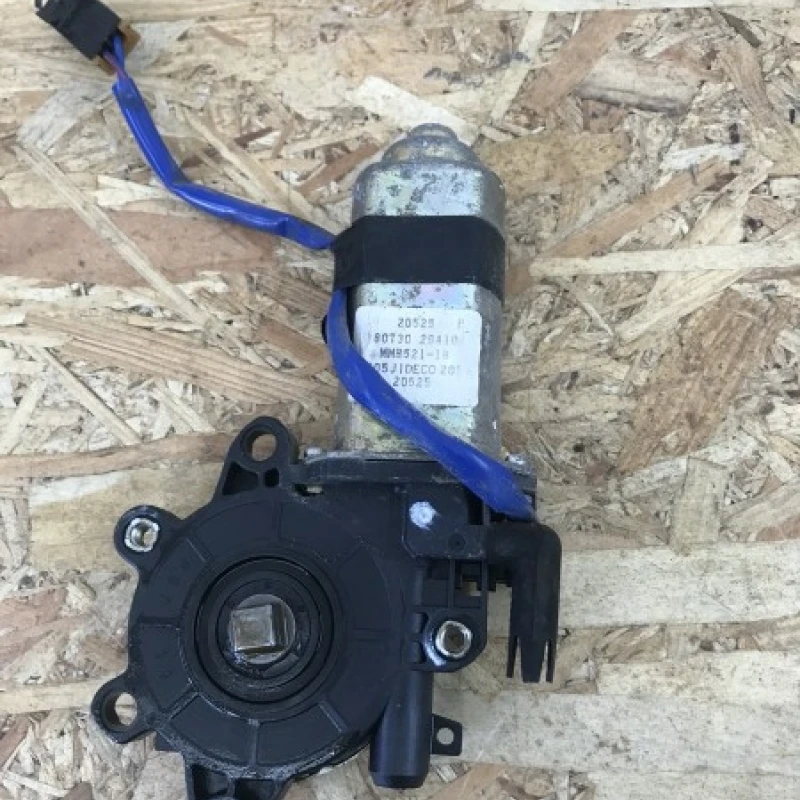 Motoras macara geam dreapta fata / Nissan Navara D22 2005 / Caroserie, oglinzi si faruri