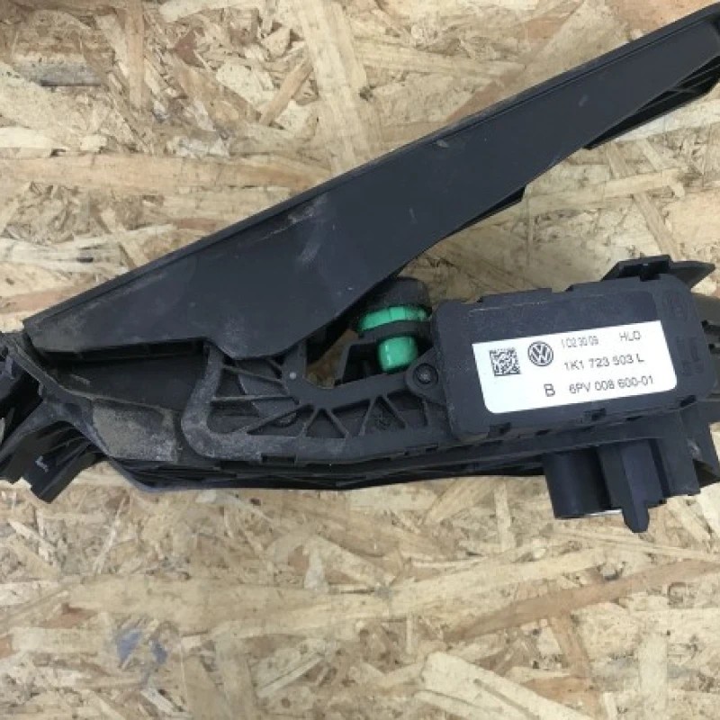 Pedala acceleratie Volkswagen Passat B6 2010