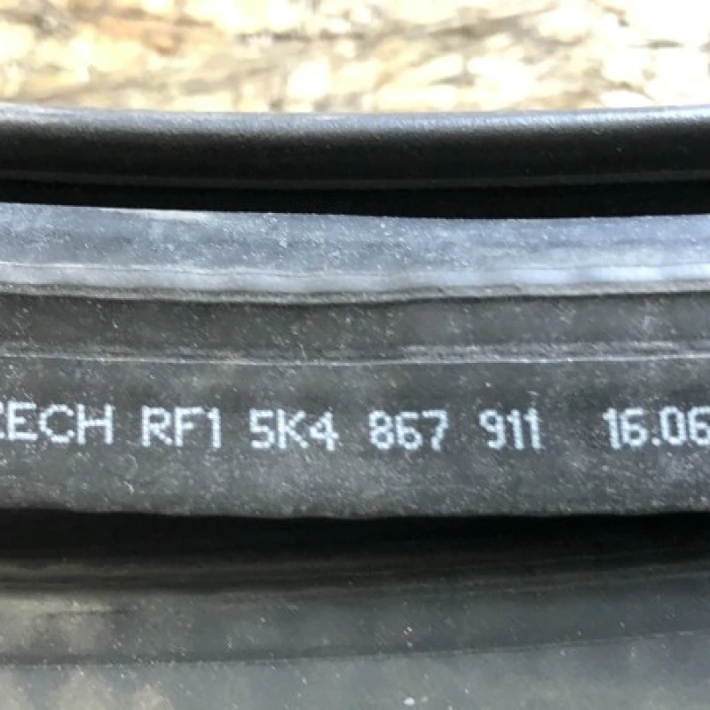 Gheder usa fata / Volkswagen Golf MK6 2011 / Caroserie, oglinzi si faruri