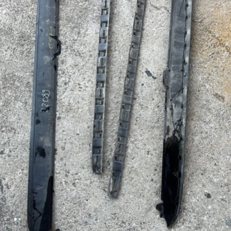 Praguri laterale dreapta si stanga / Volkswagen Golf MK6 2011 / Caroserie, oglinzi si faruri