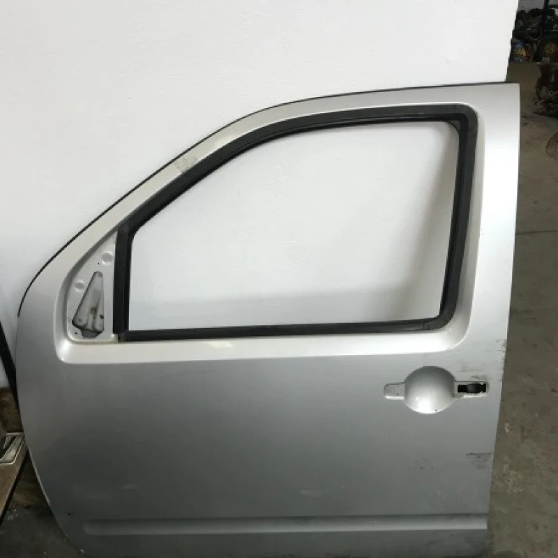 Usa stanga fata Nissan 