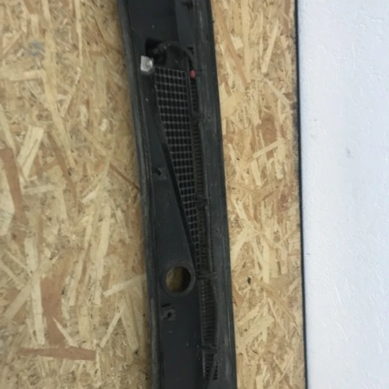 Grila stergatoare cu diuze / Nissan Navara D40 2007 / Caroserie, oglinzi si faruri