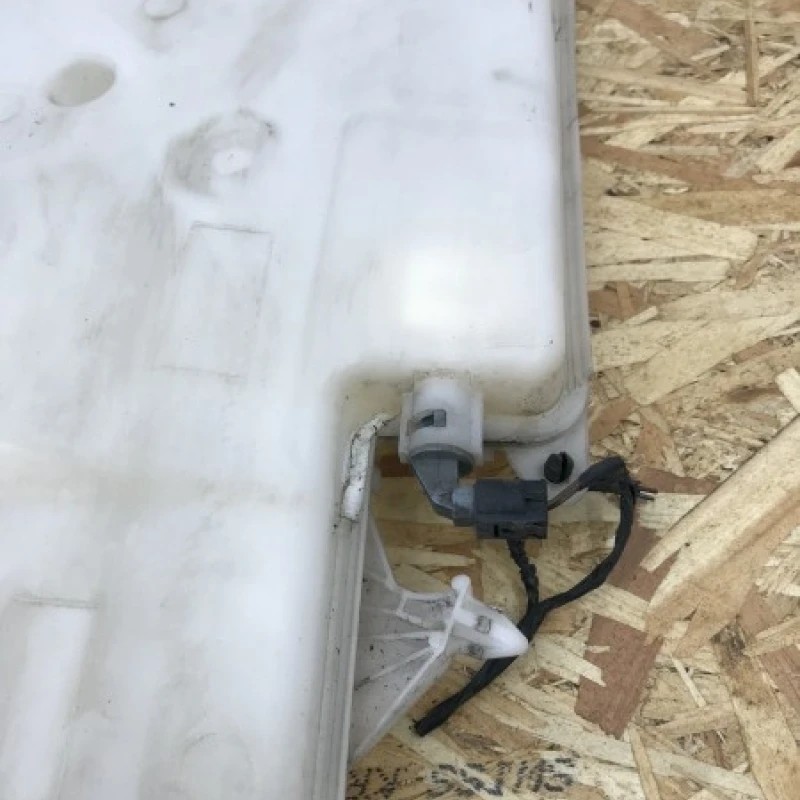 Vas lichid parbriz cu senzor / BMW X1 E84 2009 / Caroserie, oglinzi si faruri