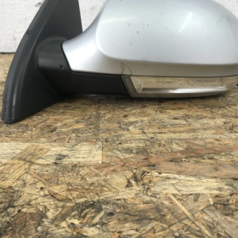 Oglinda stanga / Volkswagen Passat B6 2010 / Caroserie, oglinzi si faruri