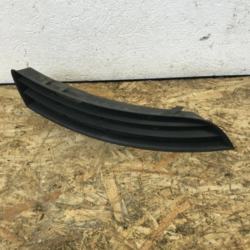 Grila bara fata dreapta / Volkswagen Passat B6 2010 / Caroserie, oglinzi si faruri