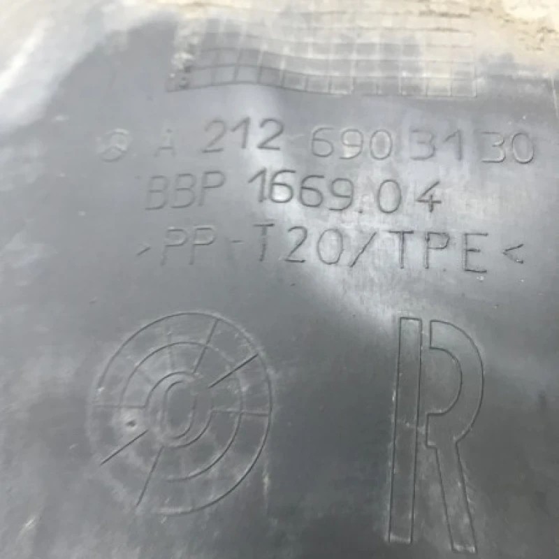 Carenaj dreapta fata partea din spate / Mercedes-Benz E Class W212 2009 / Caroserie, oglinzi si faruri