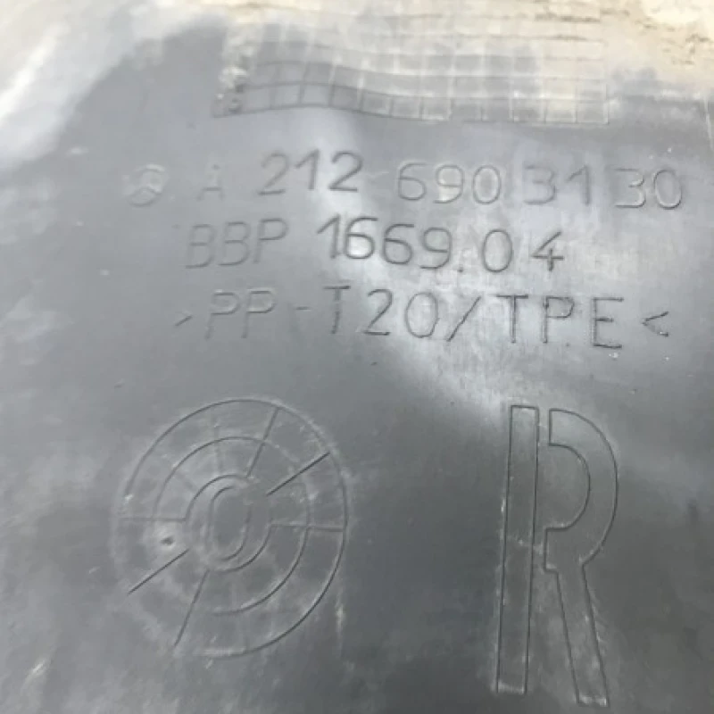 Carenaj dreapta fata partea din spate / Mercedes-Benz E Class W212 2009 / Caroserie, oglinzi si faruri