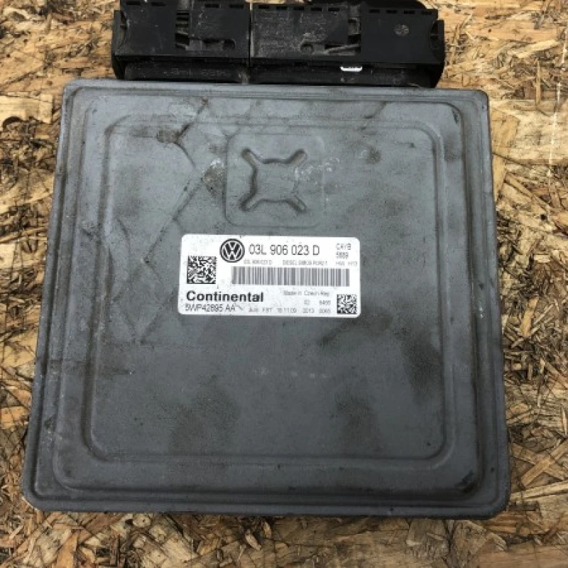 Calculator ECU motor Volkswagen 
