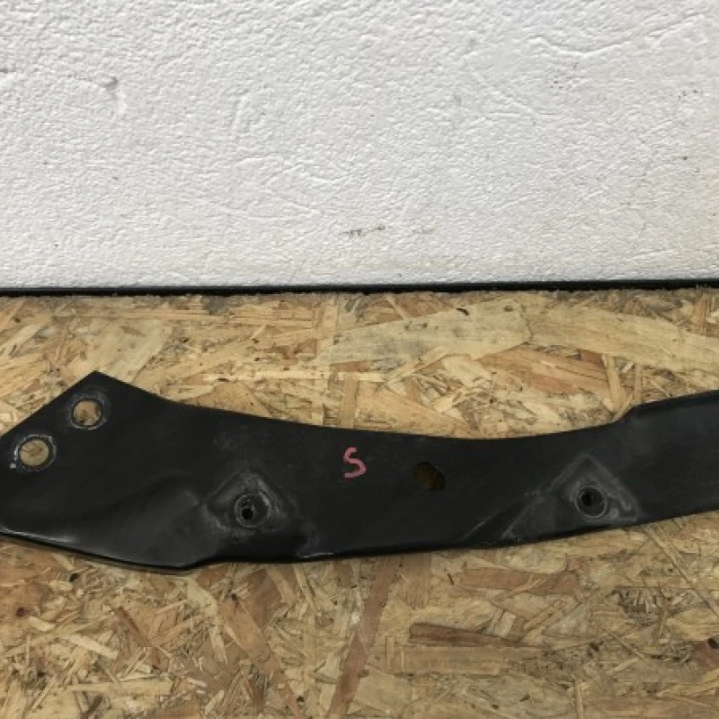 Suport far stanga / Volkswagen Golf MK6 2010 / Caroserie, oglinzi si faruri