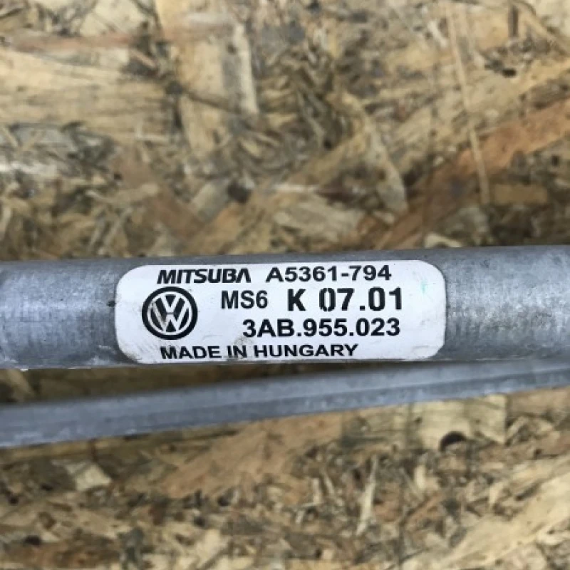 Ansamblu stergatoare cu motoras / Volkswagen Passat B7 2012 / Caroserie, oglinzi si faruri