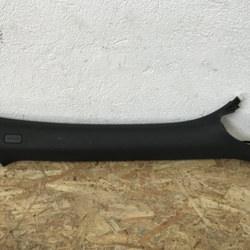 Ornament negru stalp dreapta fata Audi 