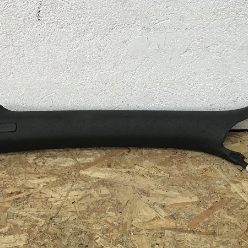 Ornament negru stalp stanga fata Audi 