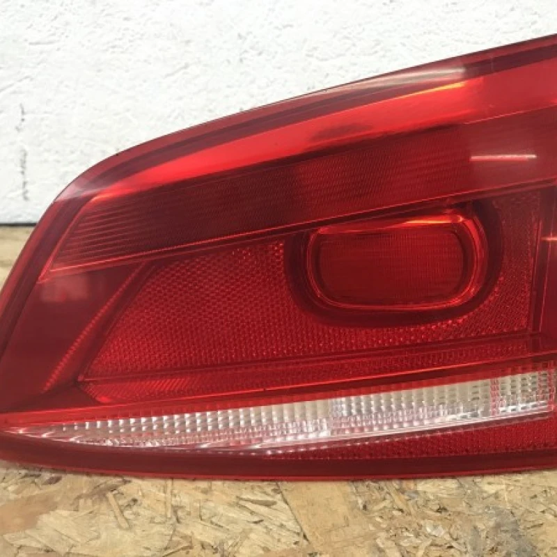 Stop dreapta haion / Volkswagen Passat B7 2012 / Caroserie, oglinzi si faruri