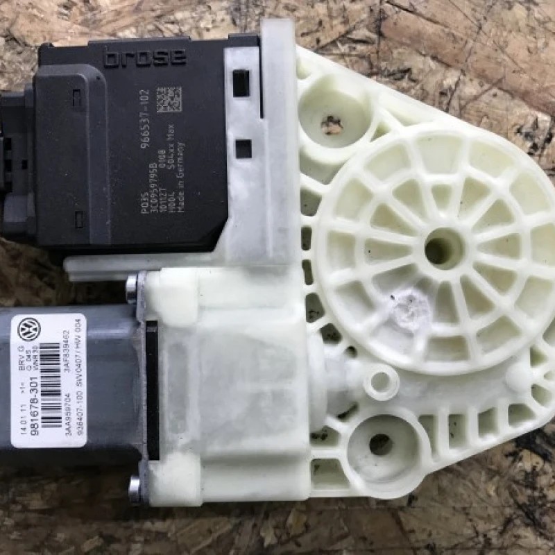Motoras macara geam dreapta spate / Volkswagen Passat B7 2012 / Audio si electronice