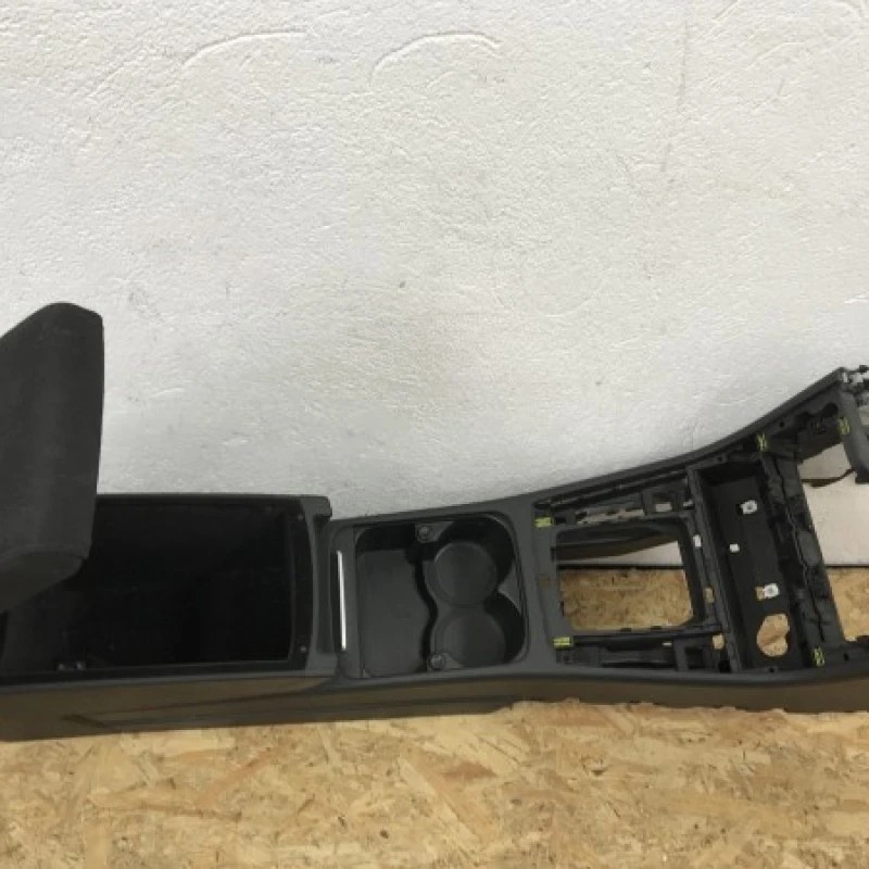 Cotiera fata / Volkswagen Passat B7 2012 / Interior