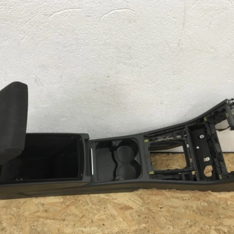Cotiera fata / Volkswagen Passat B7 2012 / Interior