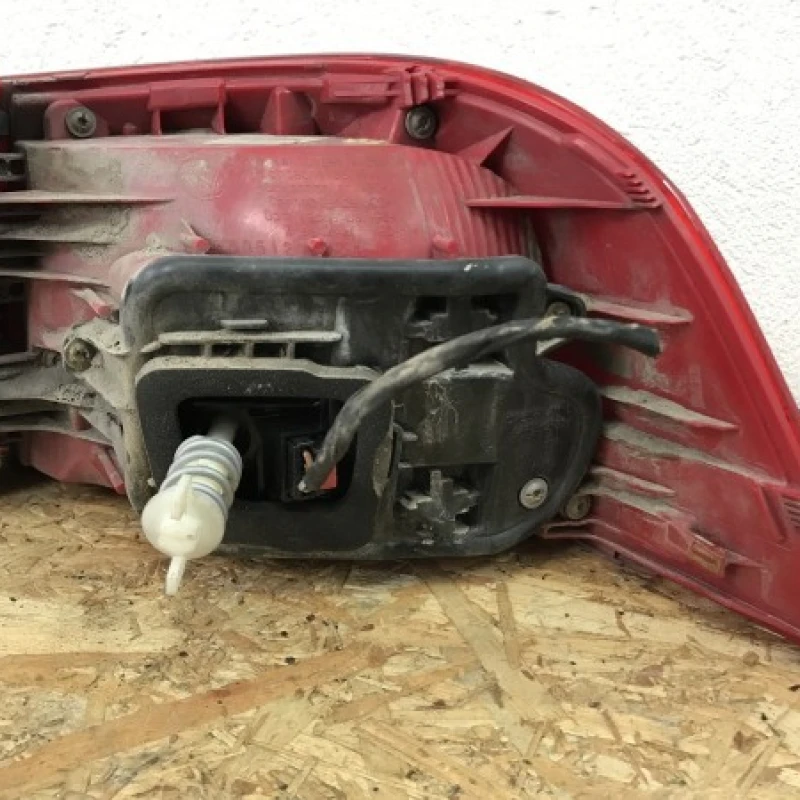 Stop stanga / Volkswagen Passat B7 2012 / Caroserie, oglinzi si faruri