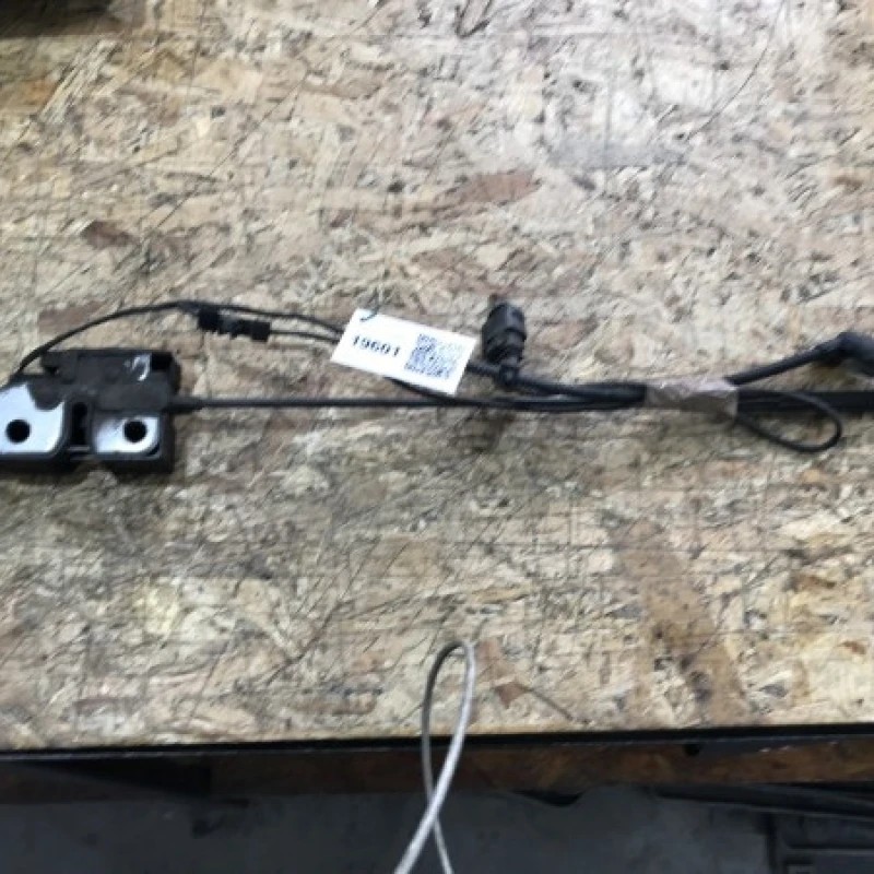 Iala capota fata / Volkswagen Passat B7 2012 / Caroserie, oglinzi si faruri