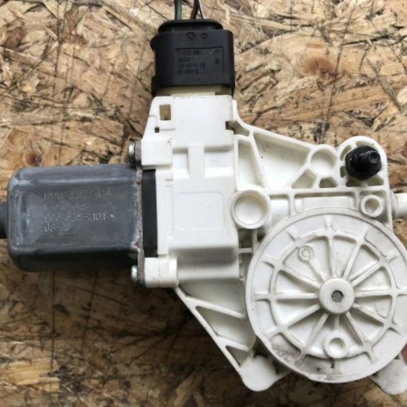 Motoras macara geam dreapta fata BMW 