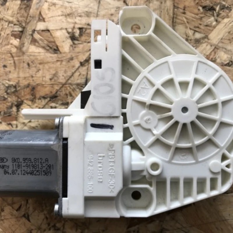 Motoras macara geam dreapta spate / Audi A4 B8 2011 / Audio si electronice