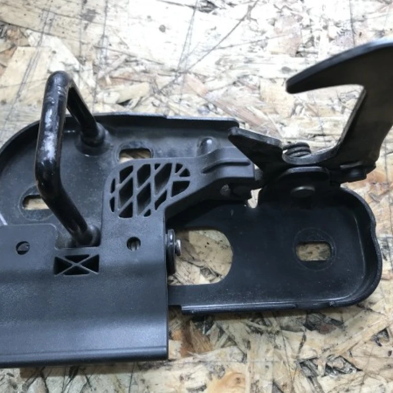 Maner deschidere capota fata / Volkswagen Golf Plus MK6 2011 / Caroserie, oglinzi si faruri
