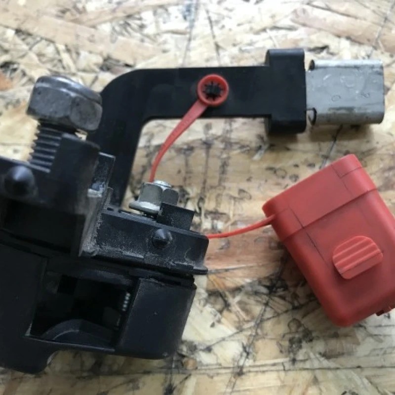 Borna baterie plus / BMW Seria 1 E81 2011 / Audio si electronice