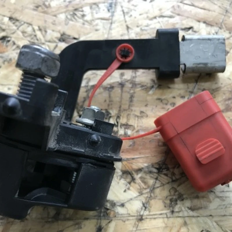 Borna baterie plus / BMW Seria 1 E81 2011 / Audio si electronice