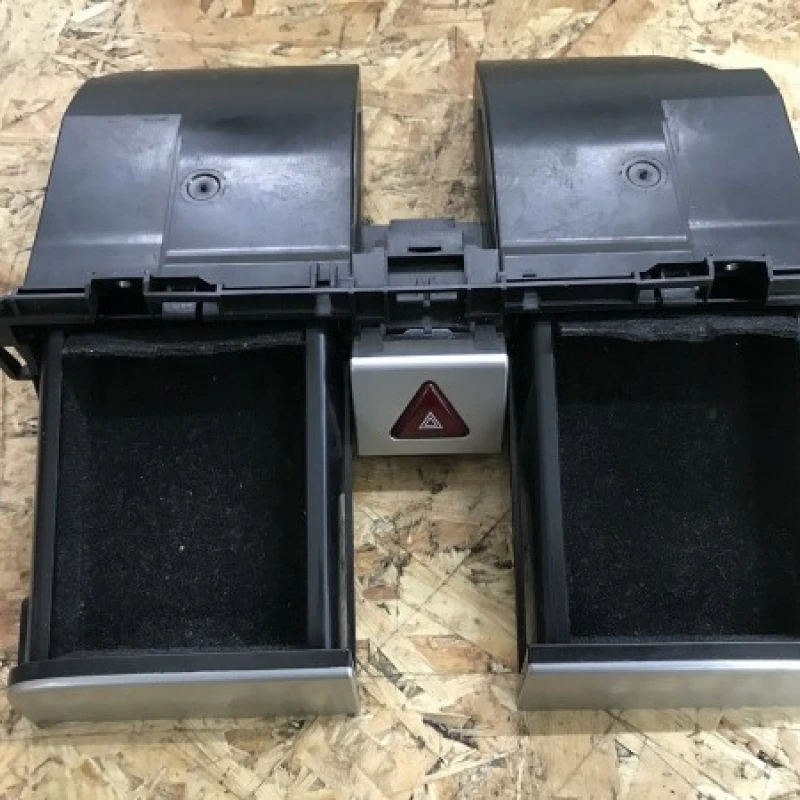 Buton avarie cu sertar / Volkswagen Passat B6 2010 / Interior