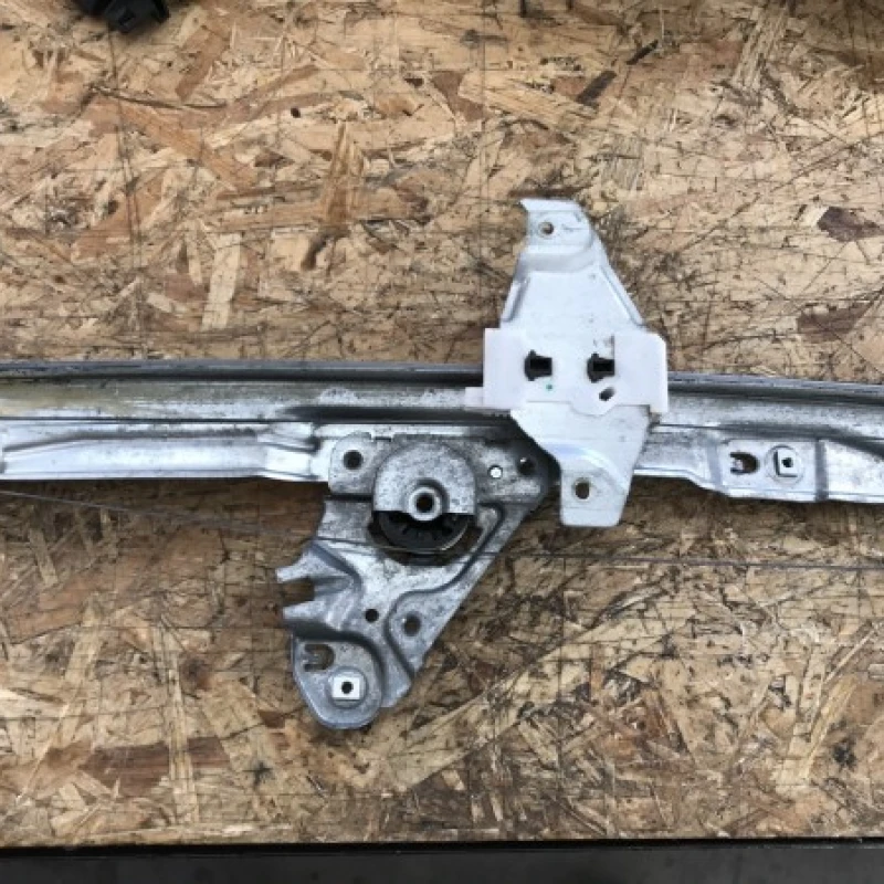 Macara geam stanga fata Peugeot 