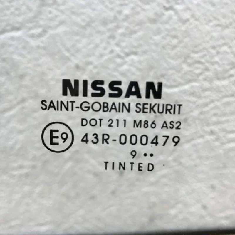 Geam stanga spate mare / Nissan Navara D40 2010 / Caroserie, oglinzi si faruri