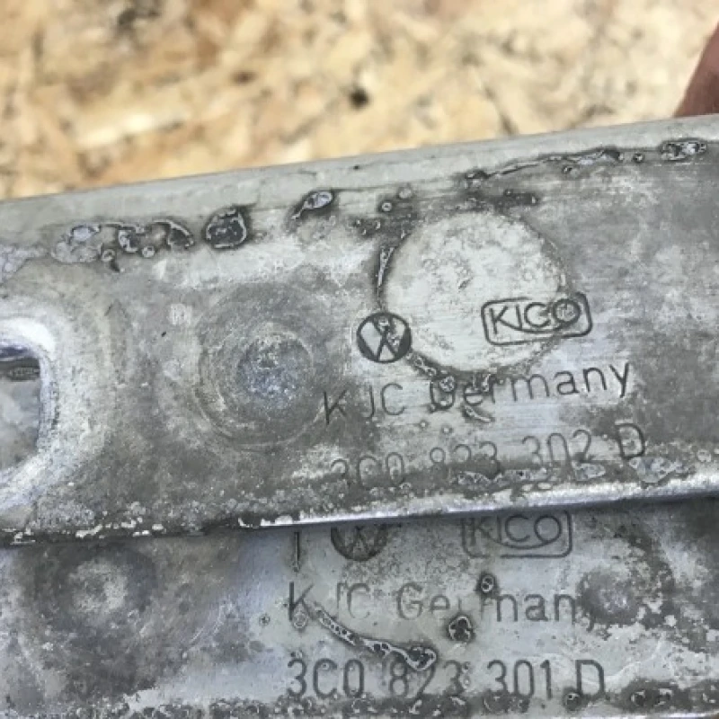Balama capota fata / Volkswagen Passat B6 2007 / Caroserie, oglinzi si faruri
