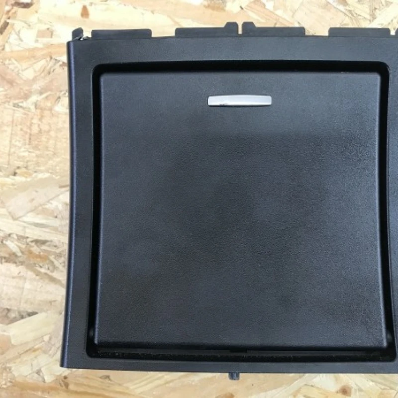 Scrumiera cotiera consola spate / Mercedes-Benz E Class W212 2010 / Interior