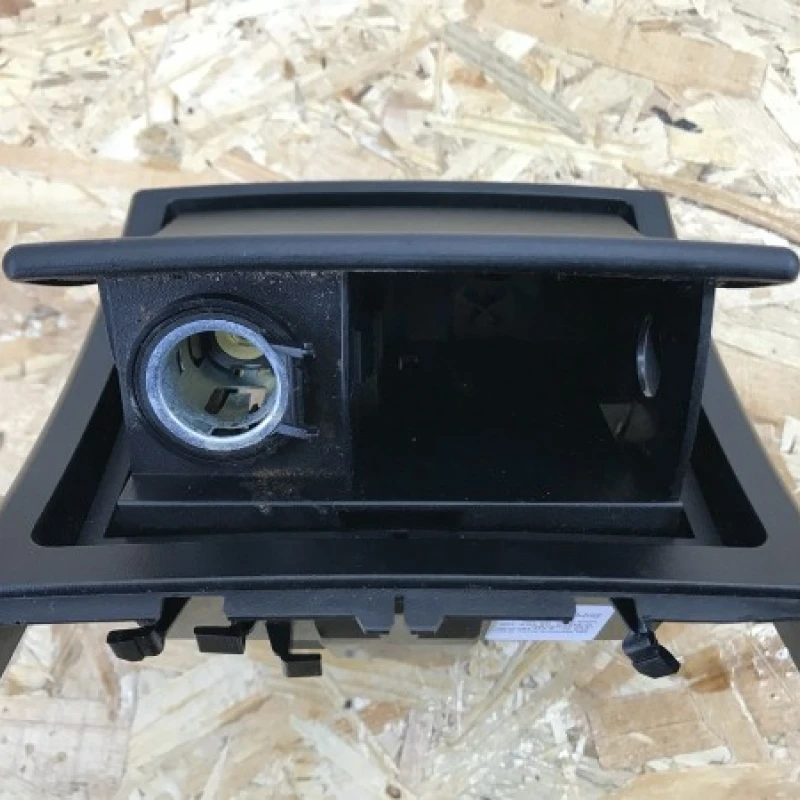 Scrumiera cotiera consola spate / Mercedes-Benz E Class W212 2010 / Interior