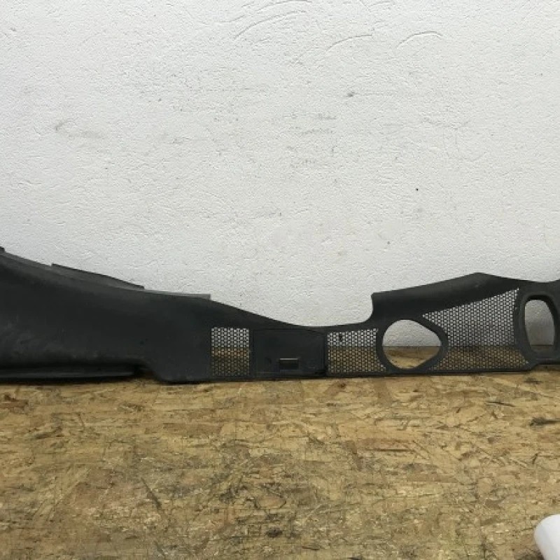 Grila stergatoare fata / Audi A4 B8 2013 / Caroserie, oglinzi si faruri