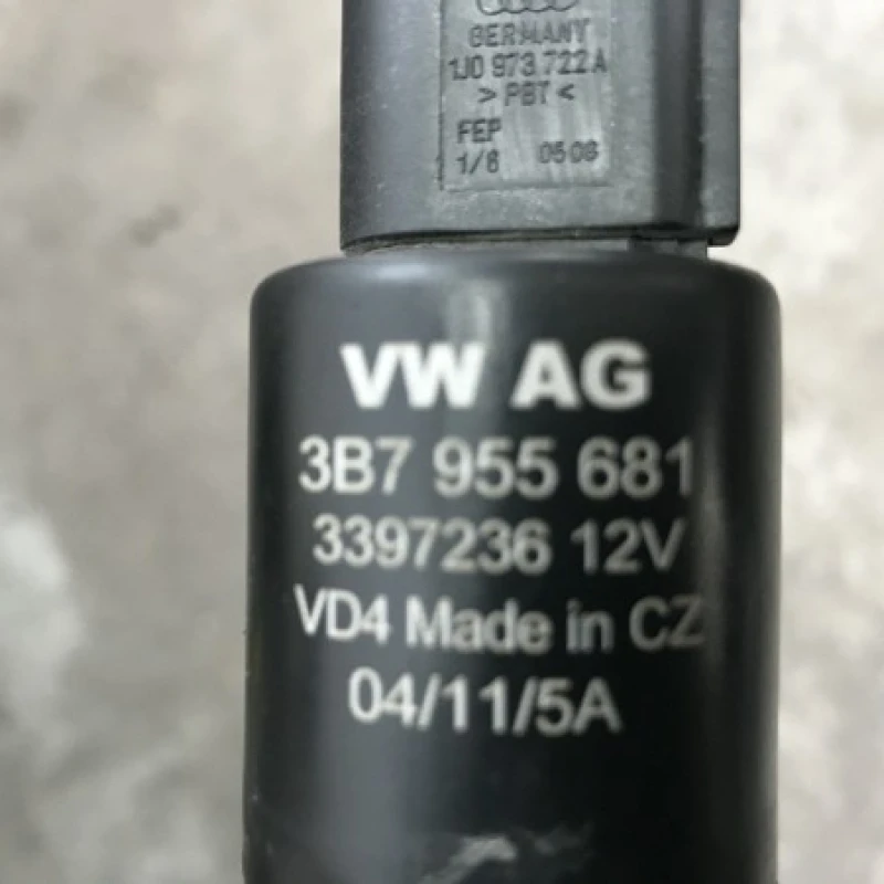 Motoras spalator far / Volkswagen Tiguan 5N 2011 / Caroserie, oglinzi si faruri