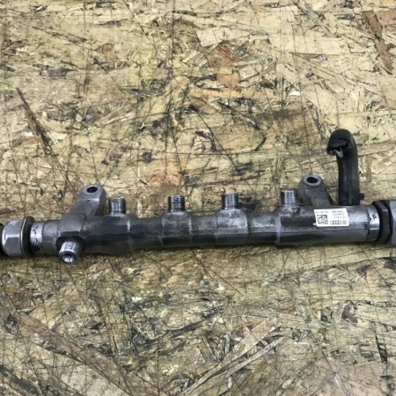 Rampa injector cu senzor / Volkswagen Tiguan 5N 2011 / Motor, racire si evacuare