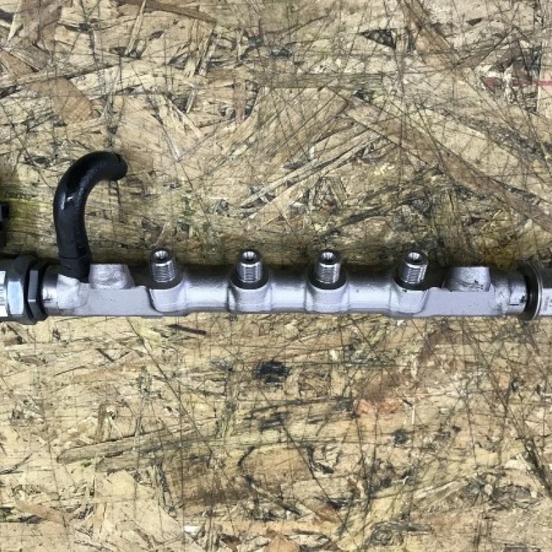 Rampa injector cu senzor / Volkswagen Tiguan 5N 2011 / Motor, racire si evacuare