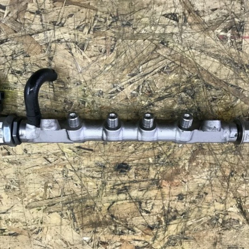 Rampa injector cu senzor / Volkswagen Tiguan 5N 2011 / Motor, racire si evacuare