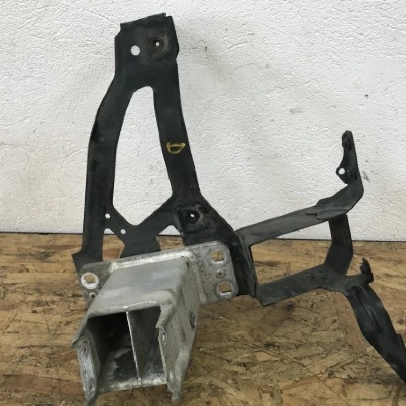 Suport radiator dreapta fata far / BMW Seria 5 E60 2008 / Caroserie, oglinzi si faruri