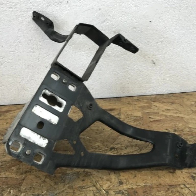 Suport radiator dreapta fata far / BMW Seria 5 E60 2008 / Caroserie, oglinzi si faruri