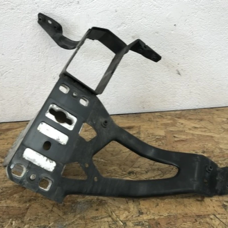 Suport radiator dreapta fata far / BMW Seria 5 E60 2008 / Caroserie, oglinzi si faruri