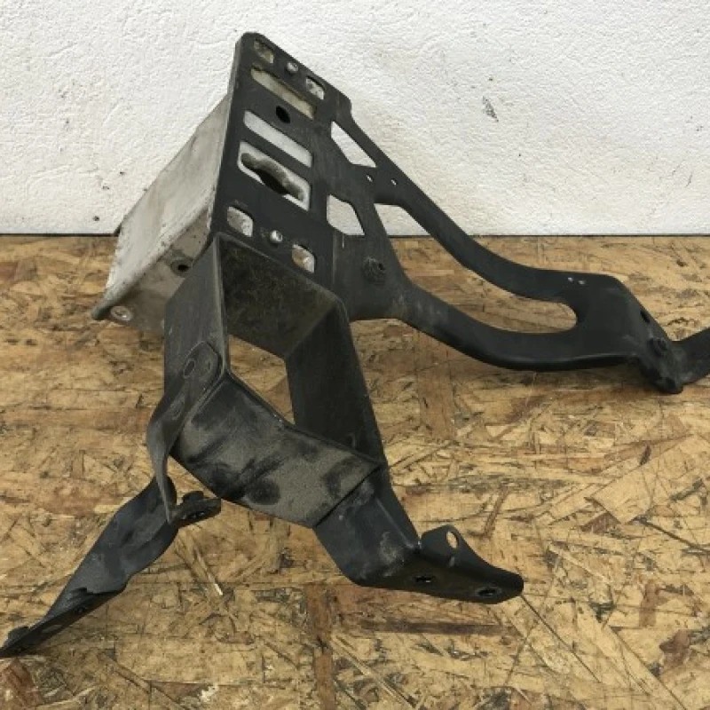 Suport radiator stanga fata far / BMW Seria 5 E60 2008 / Caroserie, oglinzi si faruri
