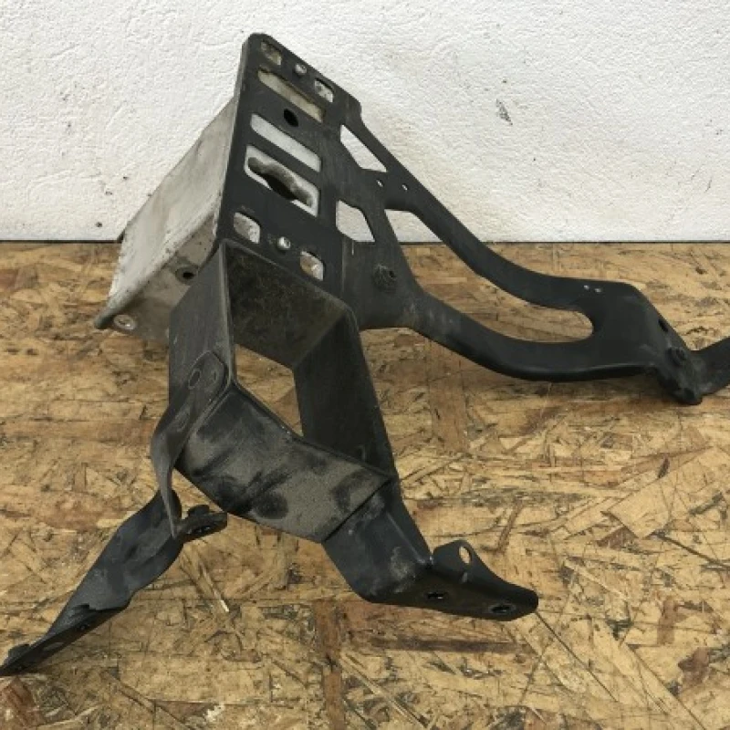 Suport radiator stanga fata far / BMW Seria 5 E60 2008 / Caroserie, oglinzi si faruri