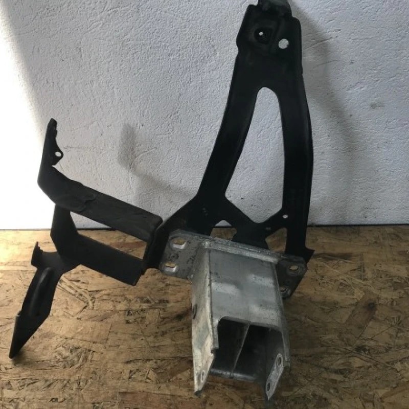 Suport radiator stanga fata far / BMW Seria 5 E60 2009 / Caroserie, oglinzi si faruri