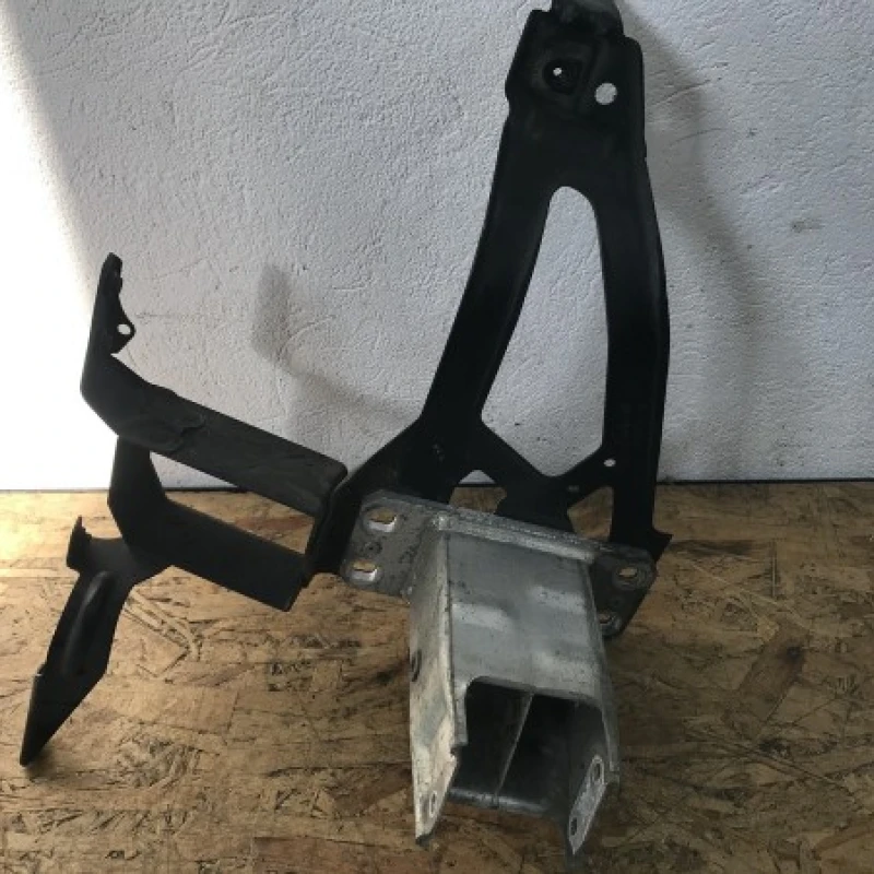 Suport radiator stanga fata far / BMW Seria 5 E60 2009 / Caroserie, oglinzi si faruri