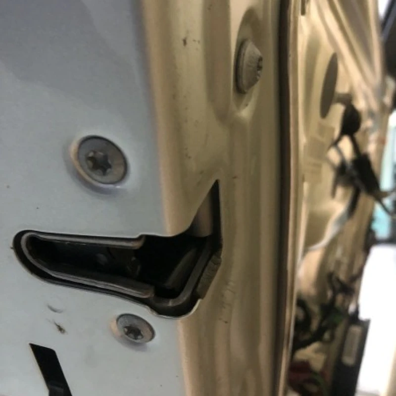 Iala broasca usa stanga spate Mercedes-Benz 