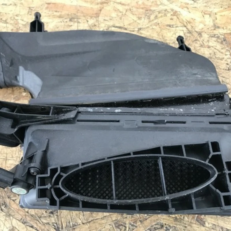 Carcasa filtru aer stanga / Mercedes-Benz GLK Class X204 2011 / Motor, racire si evacuare