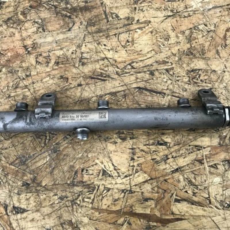 Rampa injector dreapta Mercedes-Benz 